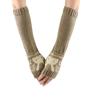 Detailweergave van lange gebreide vingerloze handschoenen met konijnenpatroon en boorden
