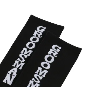 Detailansicht schwarzer Hochzeitsocken mit weißem GROOMS MAN-Schriftzug für Groomsman