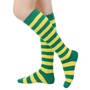 Gros plan de chaussettes hautes rayées vert et jaune pour femmes montrant la coupe confortable