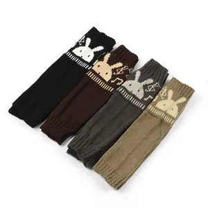 Gedetailleerd overzicht van vier paar gebreide armwarmers met een leuk konijnmotief