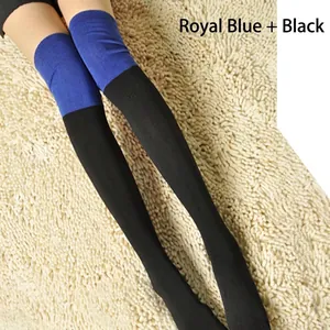 Détail de chaussettes hautes bicolores bleu roi et noir en coton tricoté pour femmes.
