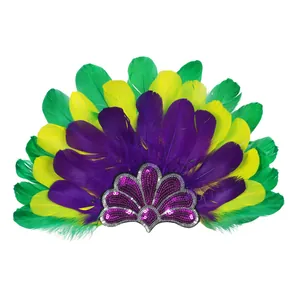 Levendige carnaval verentooi met groene, gele, paarse veren en glanzende lovertjes.