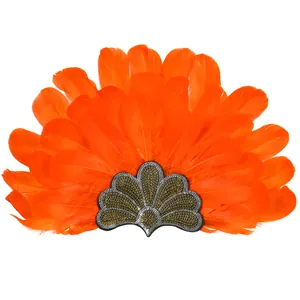 Detail van levendige oranje carnavalsveren en gouden lovertjes middenstuk hoofdtooi