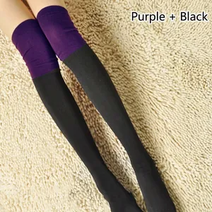 Vue détaillée des chaussettes hautes bicolores en coton en violet et noir élégant