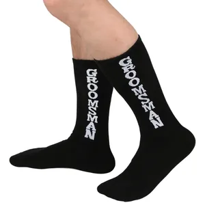 Detailansicht schwarzer Socken mit weißem Groomsman-Text für Hochzeiten geeignet