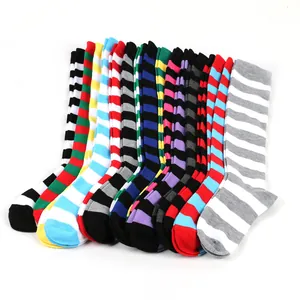 Collection de chaussettes hautes rayées colorées pour femmes aux motifs variés