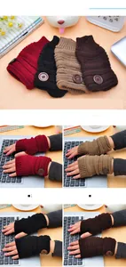 Vue détaillée de quatre couleurs de mitaines en tricot avec boutons style vintage