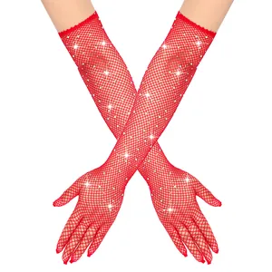 Dettaglio guanti a rete rossi lunghi con strass scintillanti per cosplay