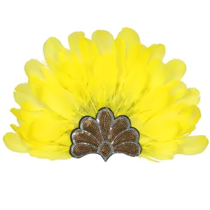 Detailweergave van een gele veren festival hoofdband met goud en zilveren pailletten.