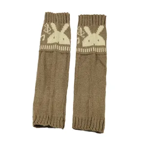 Gedetailleerde macro-weergave van bruine gebreide armwarmers met schattige konijnen