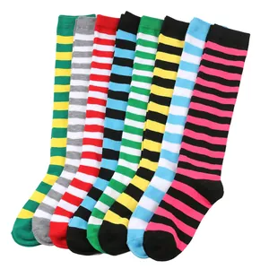 Vue détaillée de chaussettes hautes rayées colorées en plusieurs motifs vibrants.