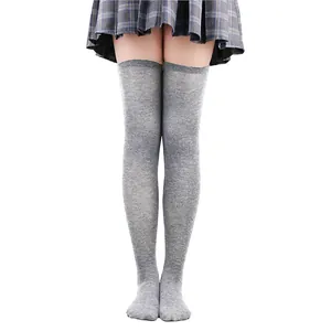 Détail de chaussettes hautes en tricot gris pour un look scolaire coréen classique.