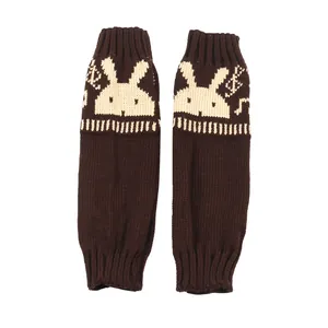Gebreide armwarmers in donkerbruin met schattig konijnen- en muzieknotenpatroon