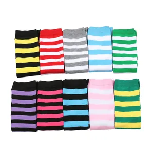 Dix paires de chaussettes hautes à rayures colorées présentées sur un fond blanc.
