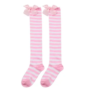 Calcetines altos a rayas rosas y blancas con elegantes lazos de satén para fiestas.