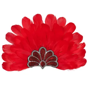 Gedetailleerde weergave van rode verentooi met glinsterende lovertjesdecoratie.