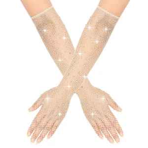 Vista dettagliata di guanti lunghi in rete beige con strass scintillanti per feste.