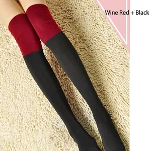 Détail des chaussettes montantes en coton tricoté bicolores bordeaux et noires