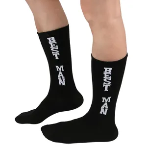 Detailansicht der schwarzen Trauzeugen Socken mit vertikalem weißem Best Man Schriftzug