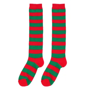Vue détaillée de chaussettes hautes rayées rouge et vert pour COSPLAY ou fête