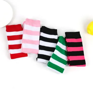 Détail rapproché montrant diverses chaussettes hautes rayées pour cosplay et sport