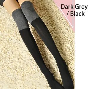 Détail du design bicolore gris et noir sur ces chaussettes hautes en maille douce