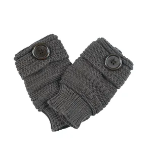 Vue détaillée des gants tricotés sans doigts gris foncé avec des boutons décoratifs en bois