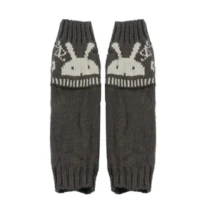 Gedetailleerde weergave van gebreide armwarmers met wit konijnenpatroon in donkerbruin