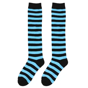 Détail de chaussettes montantes à rayures horizontales bleues et noires sur fond blanc