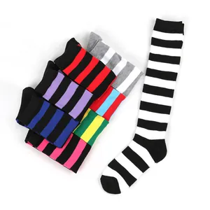 Gros plan de chaussettes montantes rayées colorées en plusieurs combinaisons.