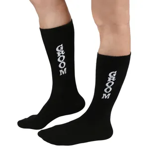 Detailansicht schwarzer Hochzeitsstoffsocken mit weißem GROOM-Schriftzug für Bräutigame.