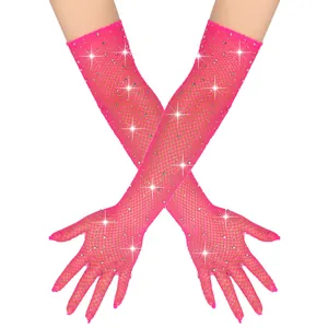 Dettaglio dei guanti lunghi a rete rosa acceso decorati con strass scintillanti
