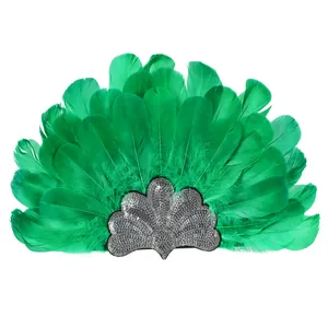 Gedetailleerd overzicht van groene veren en zilveren pailletten op deze feestelijke hoofdband.