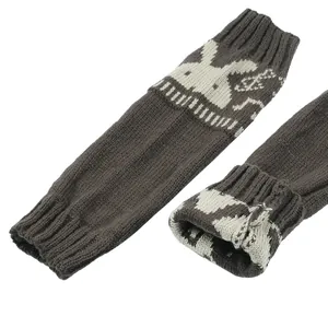 Gedetailleerde close-up van konijnenpatroon op warme bruine acryl gebreide armwarmers