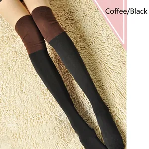 Gros plan sur les chaussettes montantes bicolores en maille de couleur café et noir