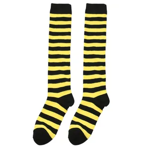 Chaussettes montantes rayées jaune et noir vibrantes, idéales pour le cosplay et le sport.