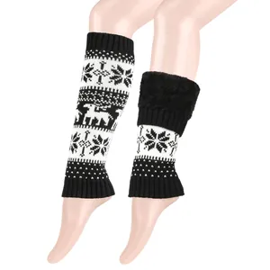 Dettaglio degli scaldamuscoli invernali in maglia con motivi festivi di renne e fiocchi.