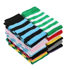 Vue détaillée de plusieurs paires de chaussettes hautes à rayures colorées en pile