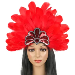 Detailweergave van felrode veren hoofdtooi met pailletten ornament voor carnaval.