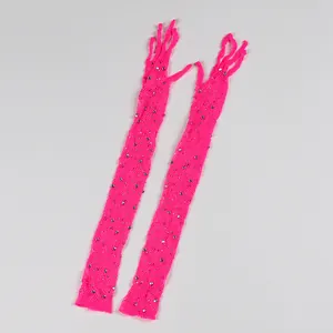 Dettaglio dei guanti a rete rosa neon con strass argentati per feste e discoteche