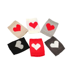 Gedetailleerd overzicht van kleurrijke gebreide hart-beenwarmers in zes diverse kleuren.