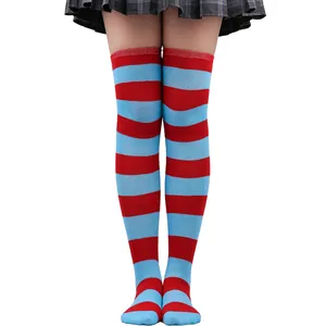 Chaussettes montantes à rayures rouges et bleues pour le carnaval et les fêtes.