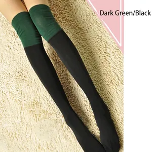 Vue détaillée des chaussettes montantes en coton tricoté vert foncé et noir contrasté.