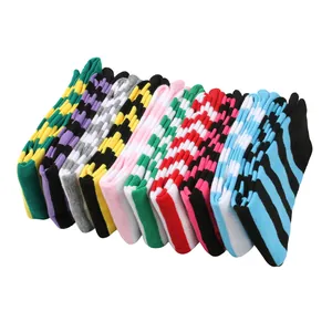 Vue détaillée de diverses chaussettes montantes colorées à rayures et à damiers