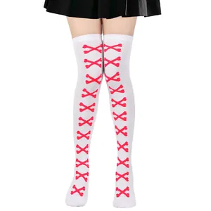 Vista detallada de calcetines blancos sobre la rodilla con huesos rojos Halloween