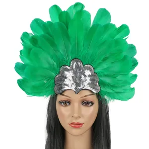 Close-up van een groene veren carnavals hoofdband met een zilveren pailletten kroon