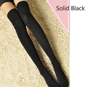 Gros plan de chaussettes hautes montantes en coton tricoté noir pur pour femmes