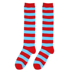 Gros plan de chaussettes de sport hautes rayées rouge et bleu clair pour le cosplay