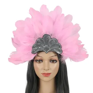 Detailweergave van de roze veren hoofdband met zilveren paillettenkroon feesten