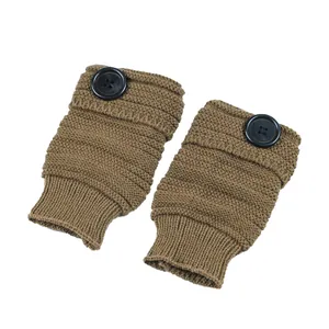 Paire de mitaines tricotées chaudes d'hiver avec gros bouton décoratif de couleur marron